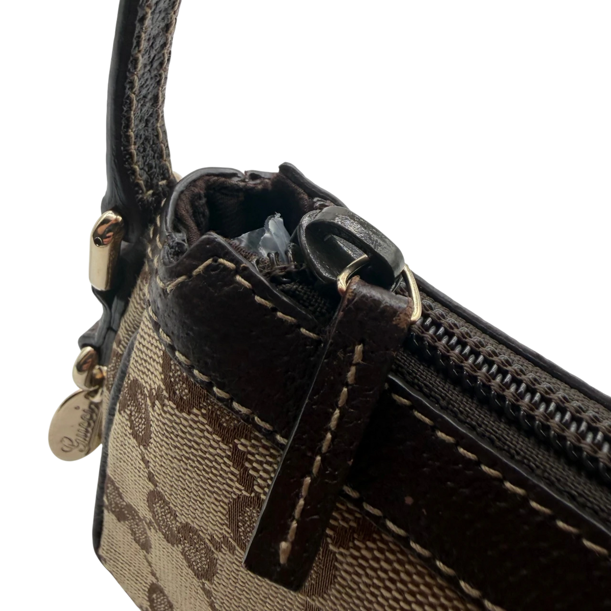 Gucci Pochette mit Charms monogram beige – Beschläge im Detail