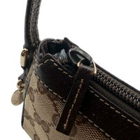 Gucci Pochette mit Charms monogram beige – Beschläge im Detail