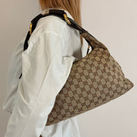 Gucci Schultertasche Horsebit Hobo large monogram beige