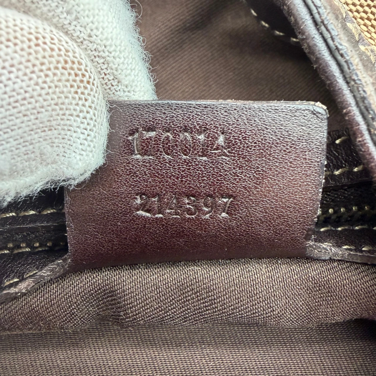 Gucci Schultertasche Horsebit Hobo monogram beige – Seriennummer im Detail