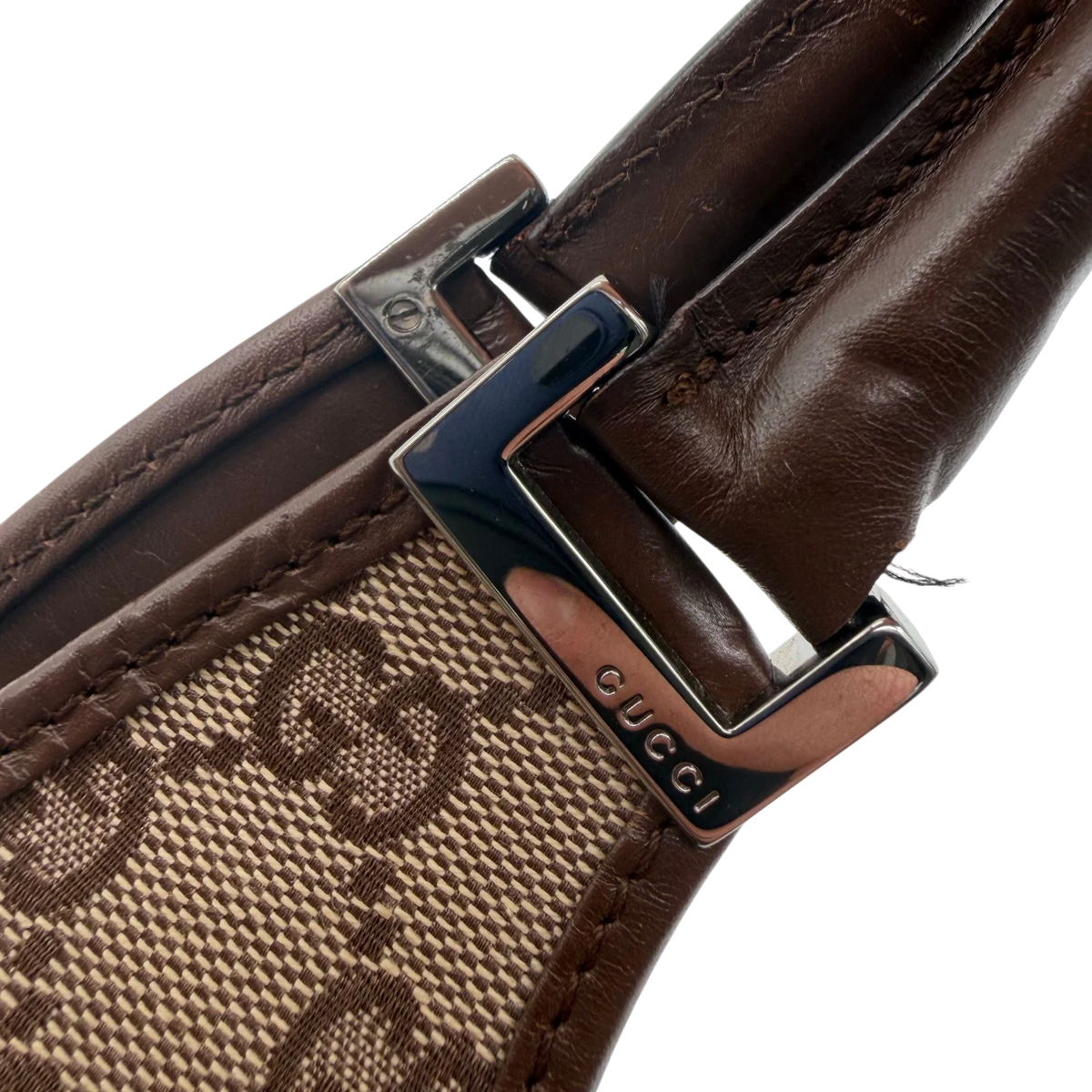 Gucci Schultertasche Jackie monogram beige – Prägung im Detail