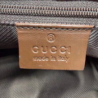 Gucci Schultertasche Jackie monogram beige – Prägung im Detail