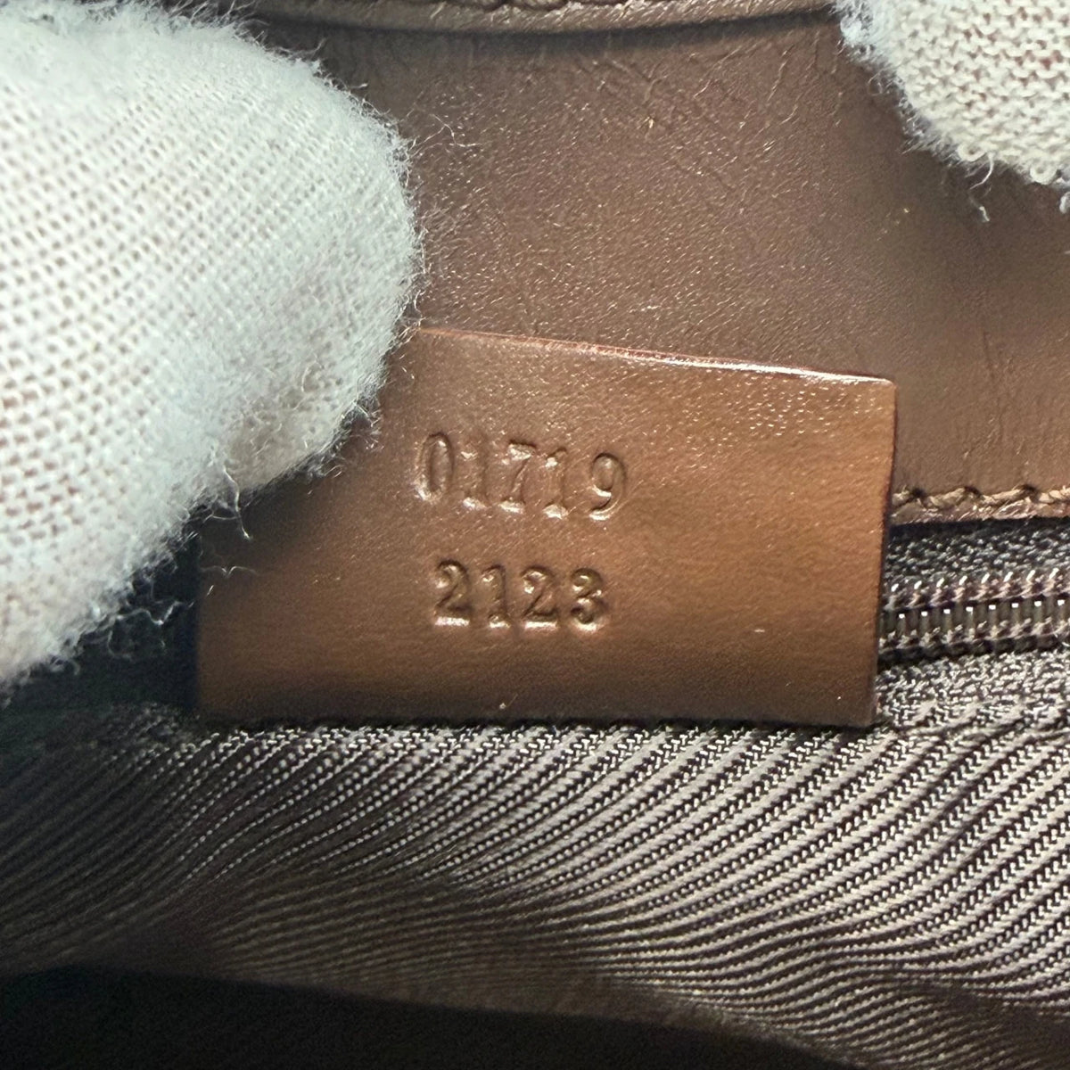 Gucci Schultertasche Jackie monogram beige – Seriennummer im Detail