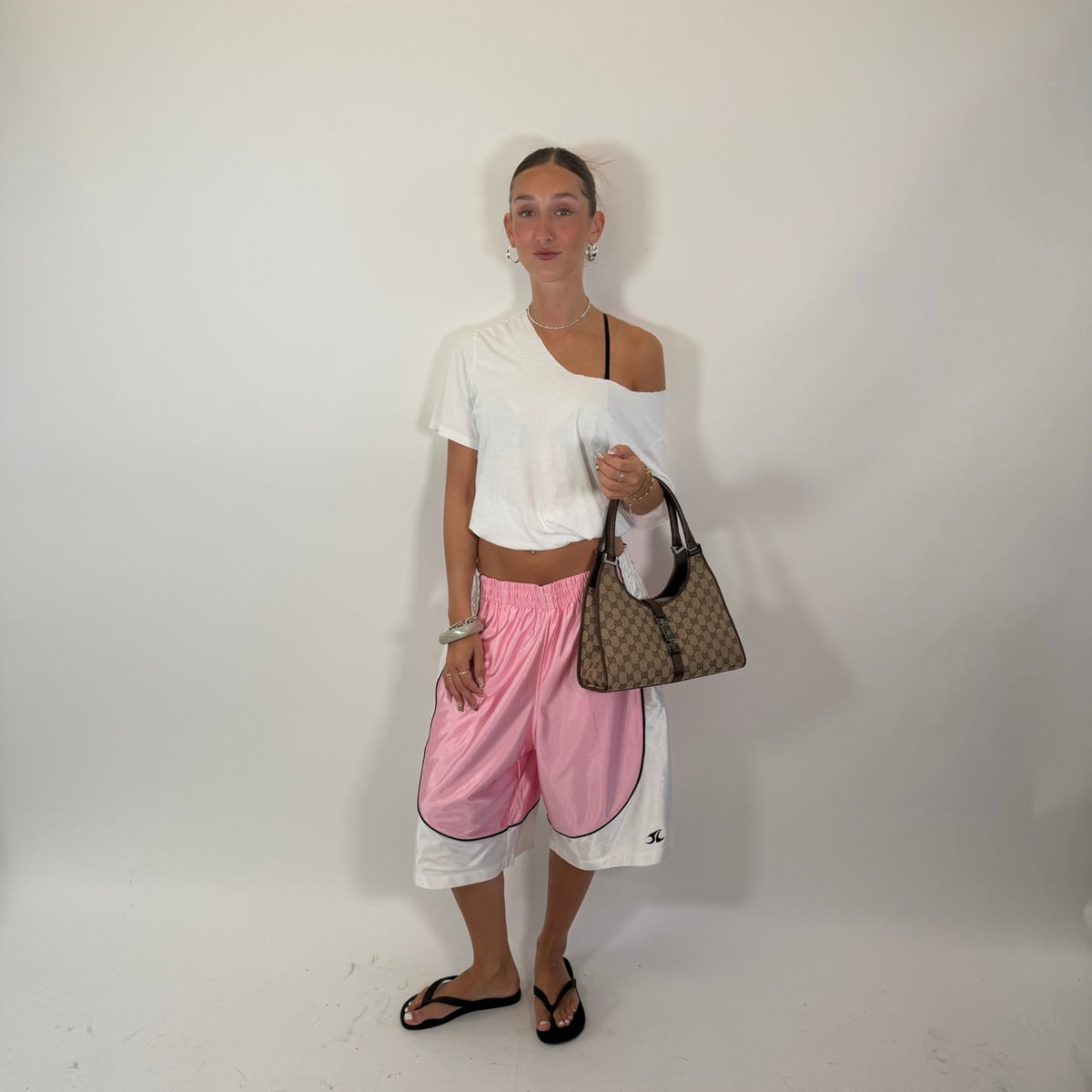 Gucci Schultertasche Jackie monogram beige – getragen am Model