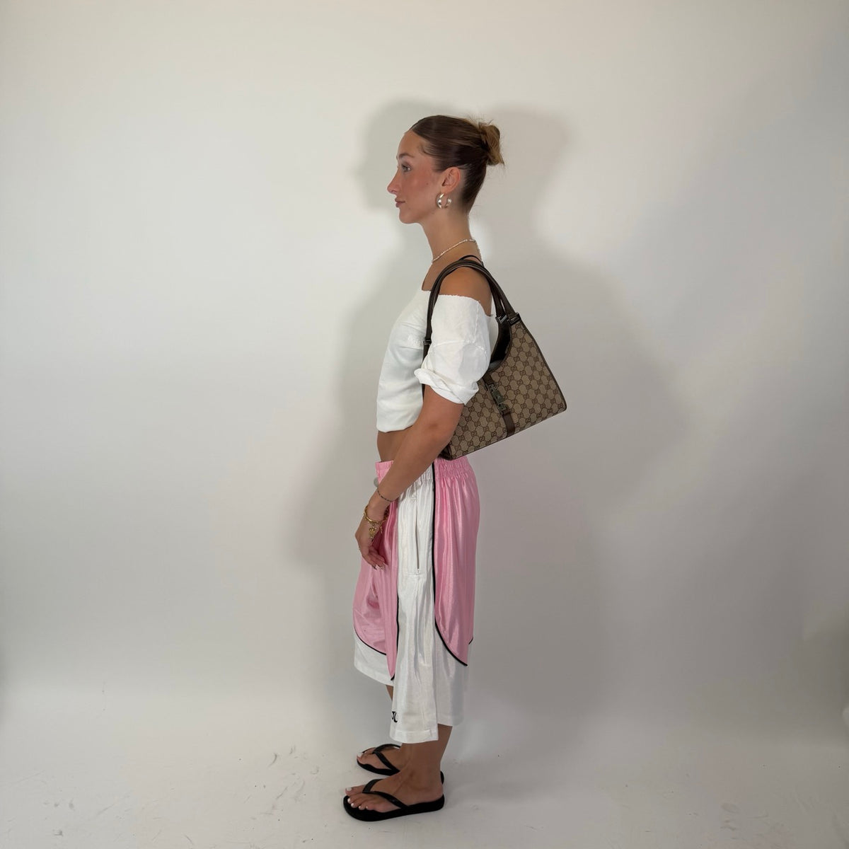 Gucci Schultertasche Jackie monogram beige – getragen am Model