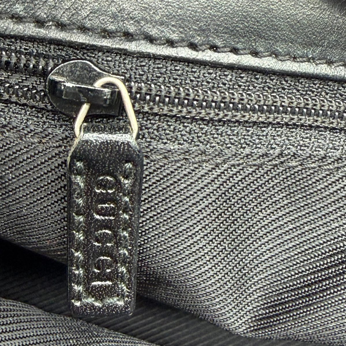 Gucci Schultertasche Jackie small monogram schwarz – Seriennummer im Detail