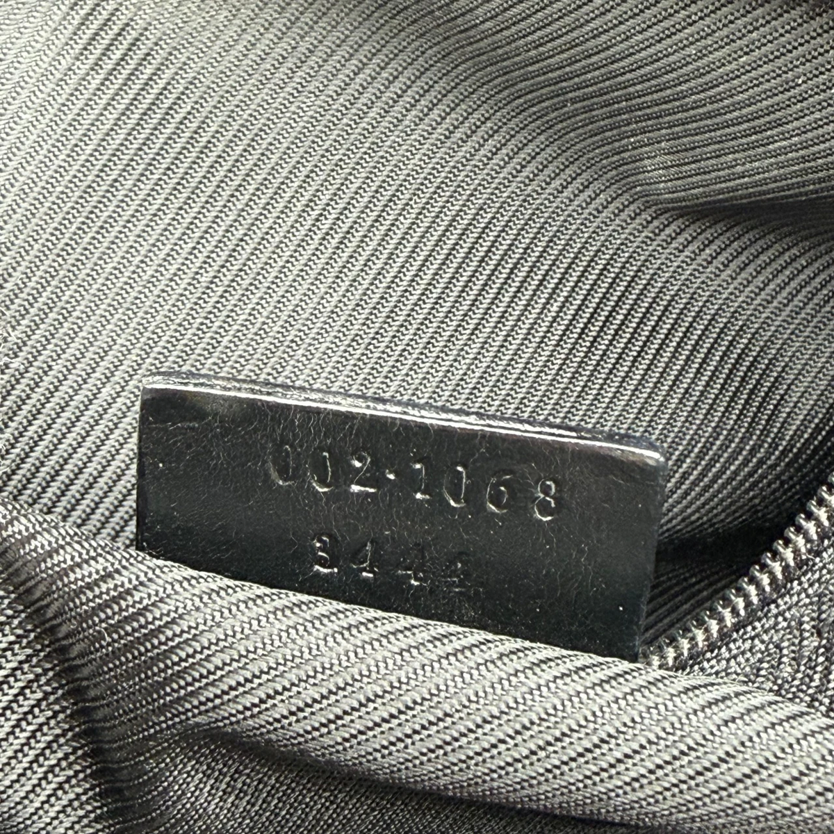 Gucci Schultertasche Jackie small monogram schwarz – Seriennummer im Detail