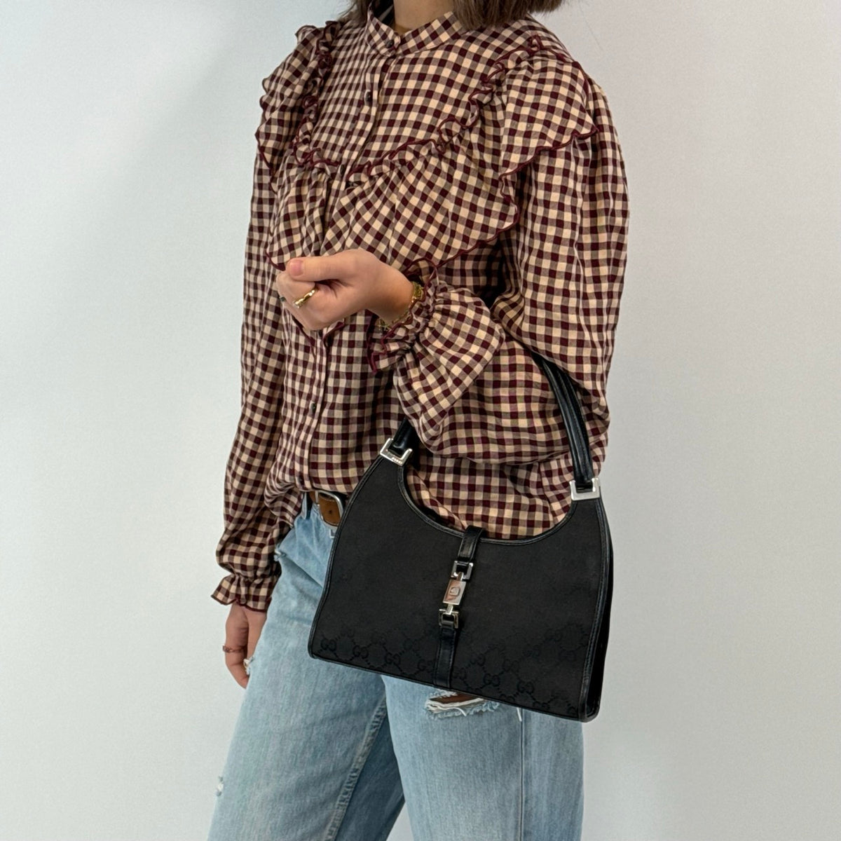 Gucci Schultertasche Jackie small monogram schwarz – getragen am Model