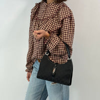 Gucci Schultertasche Jackie small monogram schwarz – getragen am Model