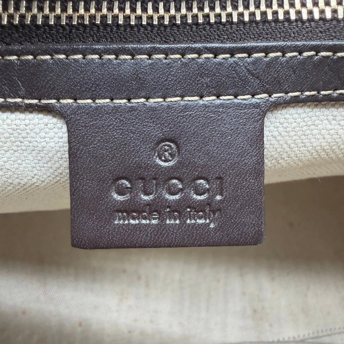 Gucci Schultertasche Lovely Hobo monogram beige – Prägung im Detail
