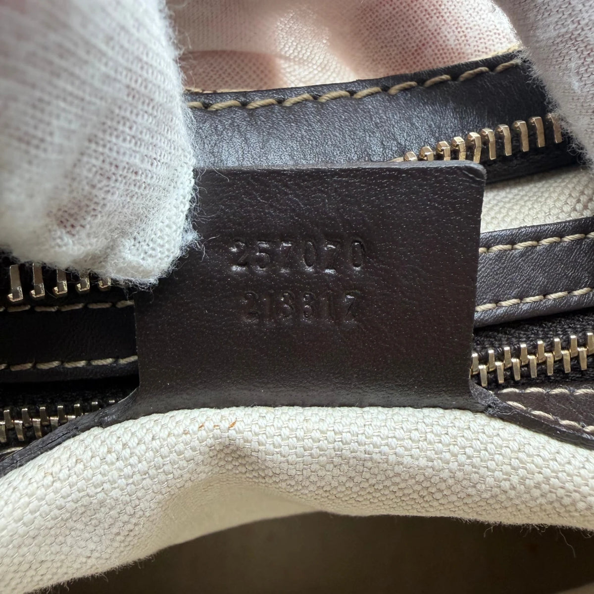 Gucci Schultertasche Lovely Hobo monogram beige – Seriennummer im Detail