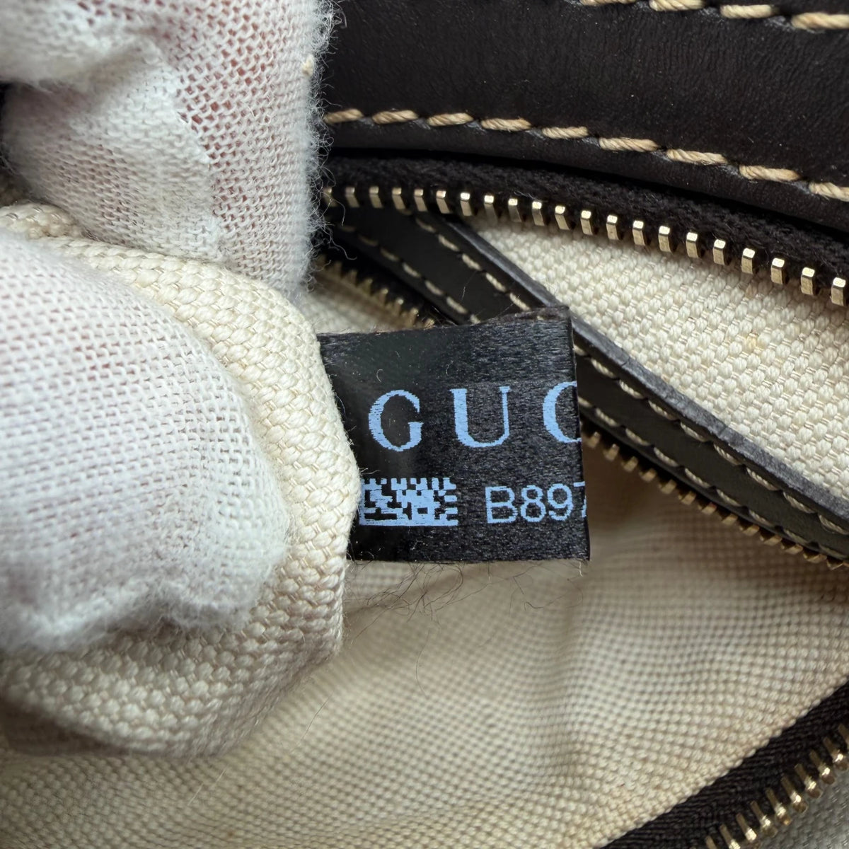 Gucci Schultertasche Lovely Hobo monogram beige – Seriennummer im Detail