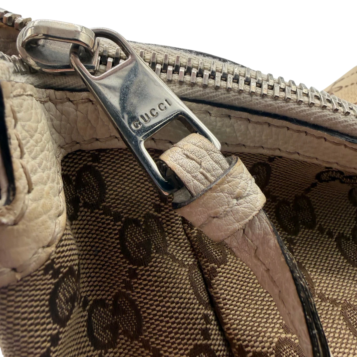 Gucci Schultertasche Marrakech Hobo monogram beige – Prägung im Detail