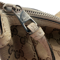 Gucci Schultertasche Marrakech Hobo monogram beige – Prägung im Detail
