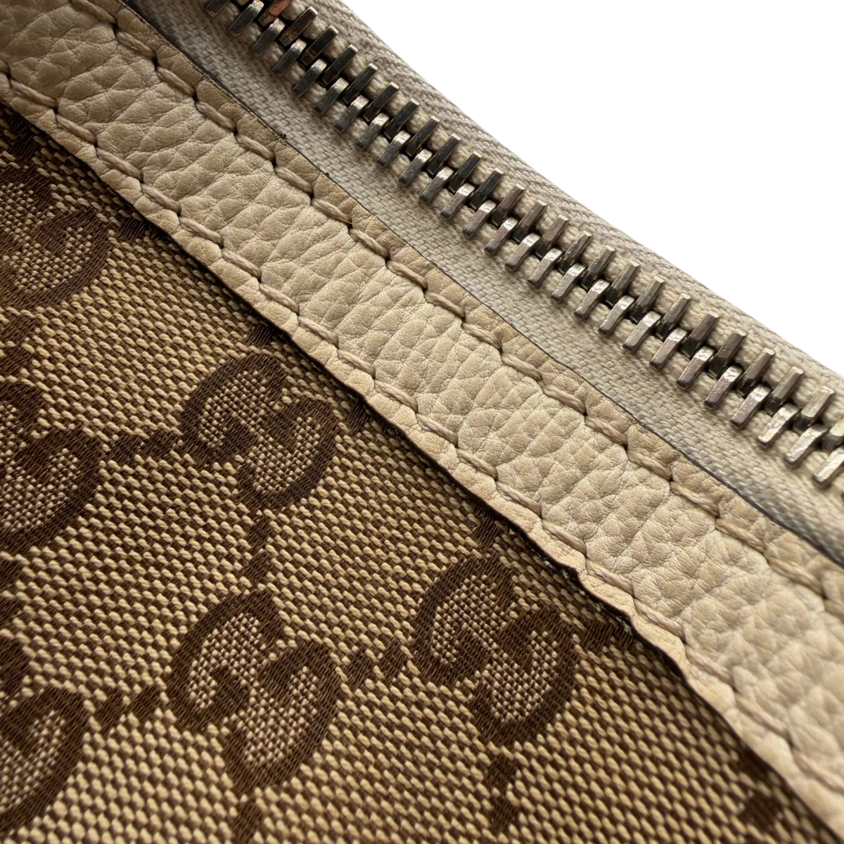 Gucci Schultertasche Marrakech Hobo monogram beige – Beschläge im Detail