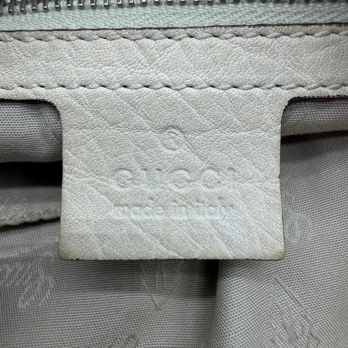 Gucci Schultertasche Marrakech Hobo monogram beige – Prägung im Detail