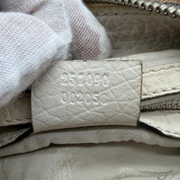 Gucci Schultertasche Marrakech Hobo monogram beige – Seriennummer im Detail