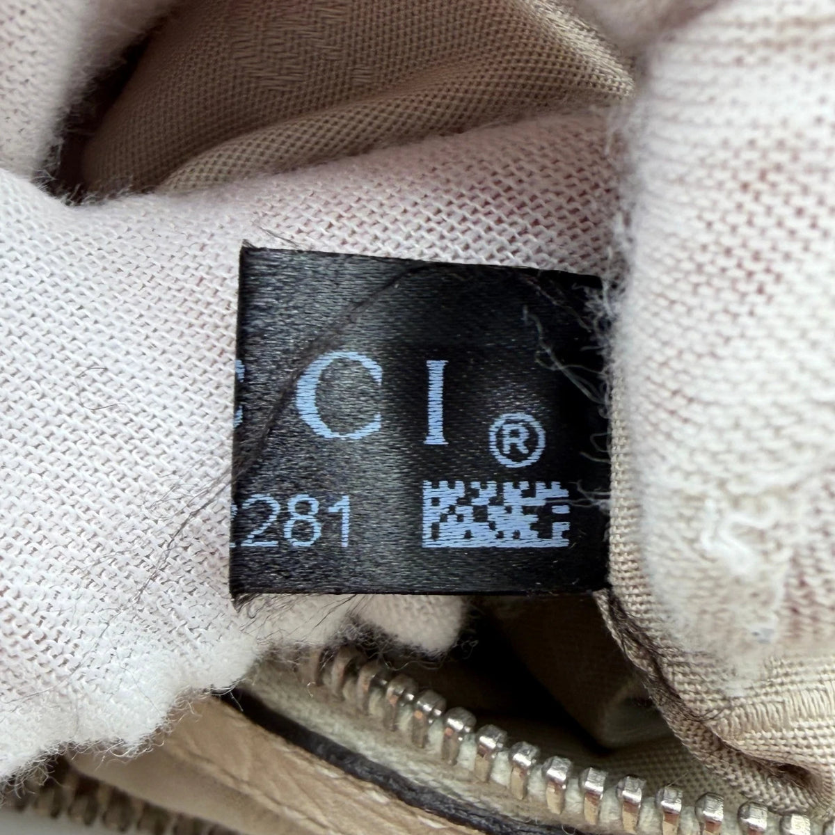 Gucci Schultertasche Marrakech Hobo monogram beige – Seriennummer im Detail