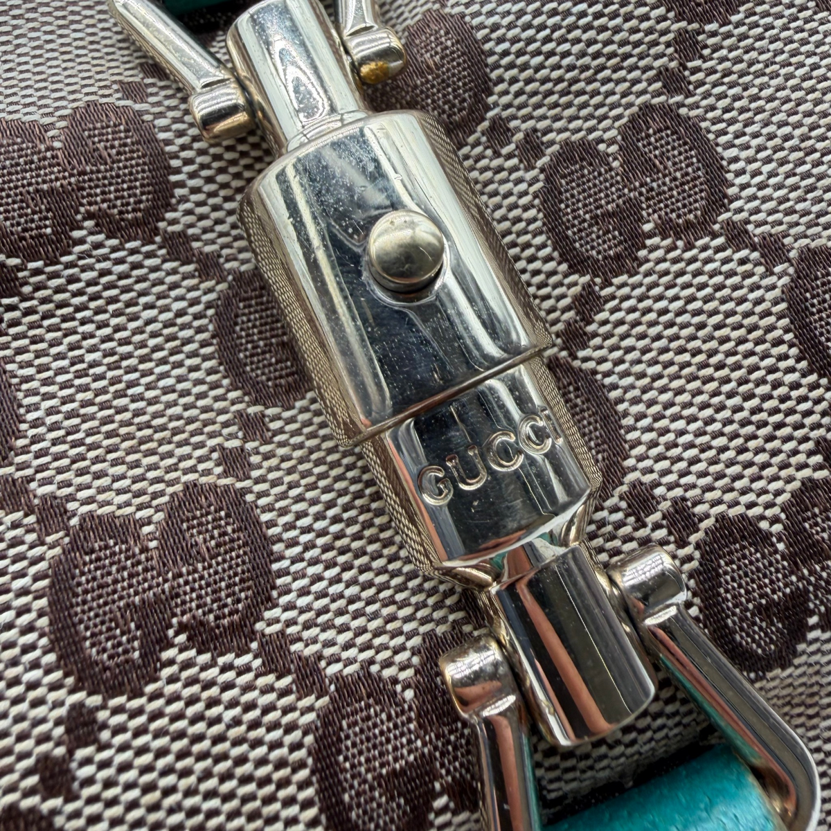 Gucci Schultertasche New Jackie monogram beige – Prägung im Detail