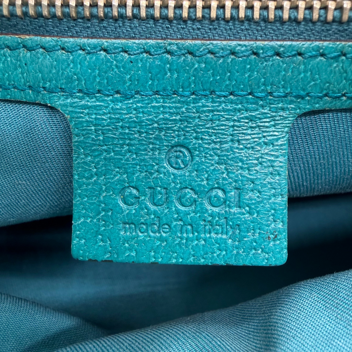 Gucci Schultertasche New Jackie monogram beige – Prägung im Detail