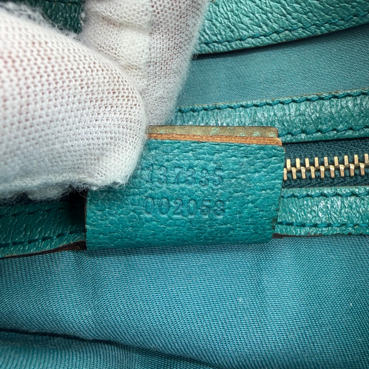 Gucci Schultertasche New Jackie monogram beige – Seriennummer im Detail