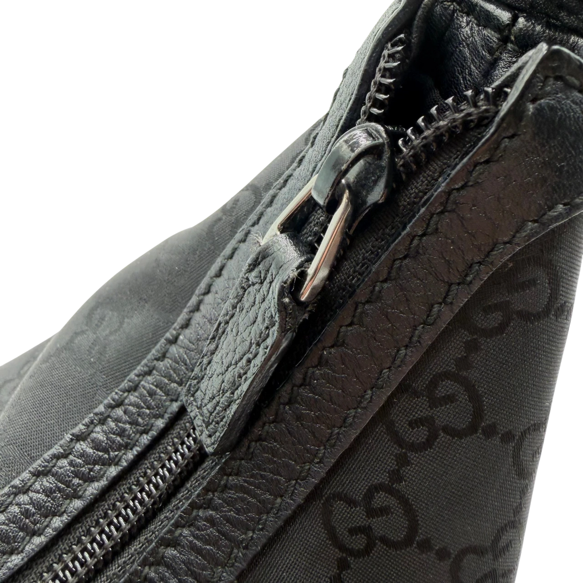 Gucci Schultertasche Princy Hobo large aus Nylon monogram schwarz – Beschläge im Detail