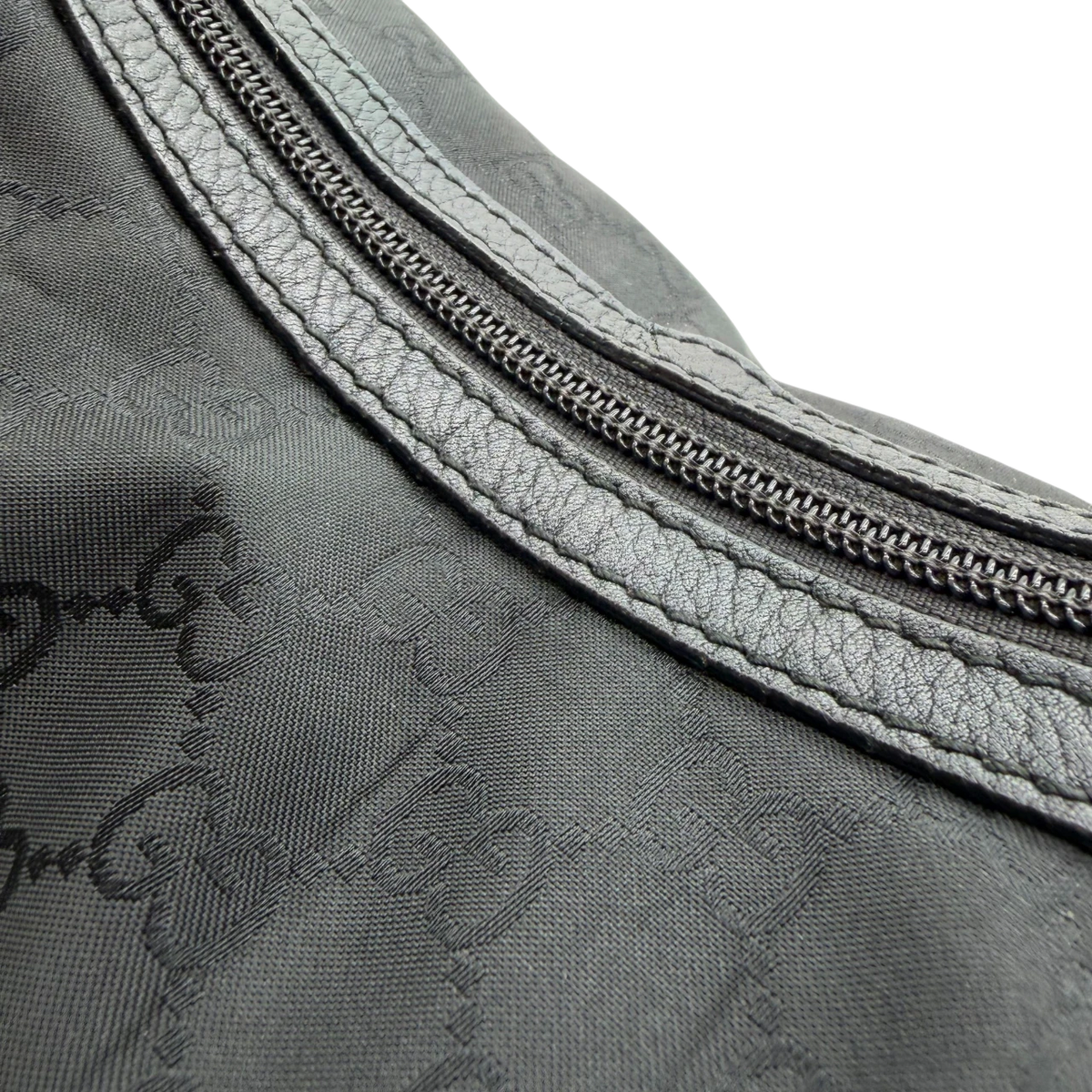 Gucci Schultertasche Princy Hobo large aus Nylon monogram schwarz – Ecken im Detail