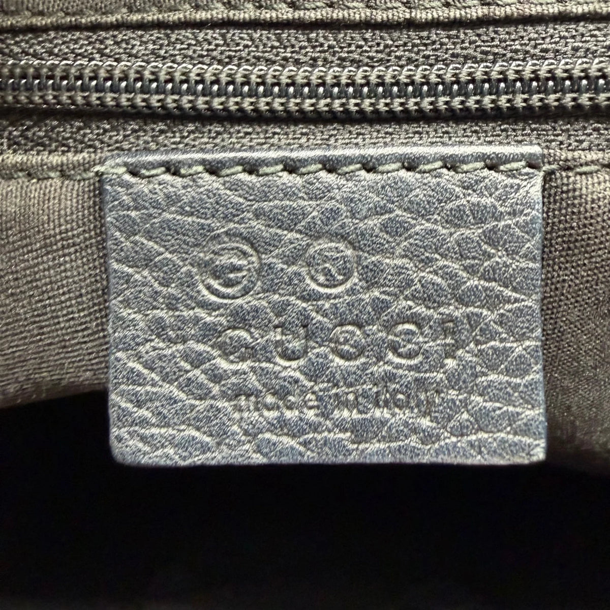 Gucci Schultertasche Princy Hobo large aus Nylon monogram schwarz – Prägung im Detail