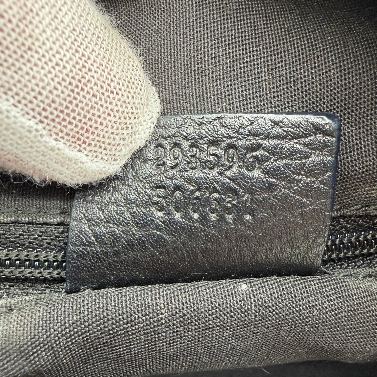 Gucci Schultertasche Princy Hobo large aus Nylon monogram schwarz – Seriennummer im Detail