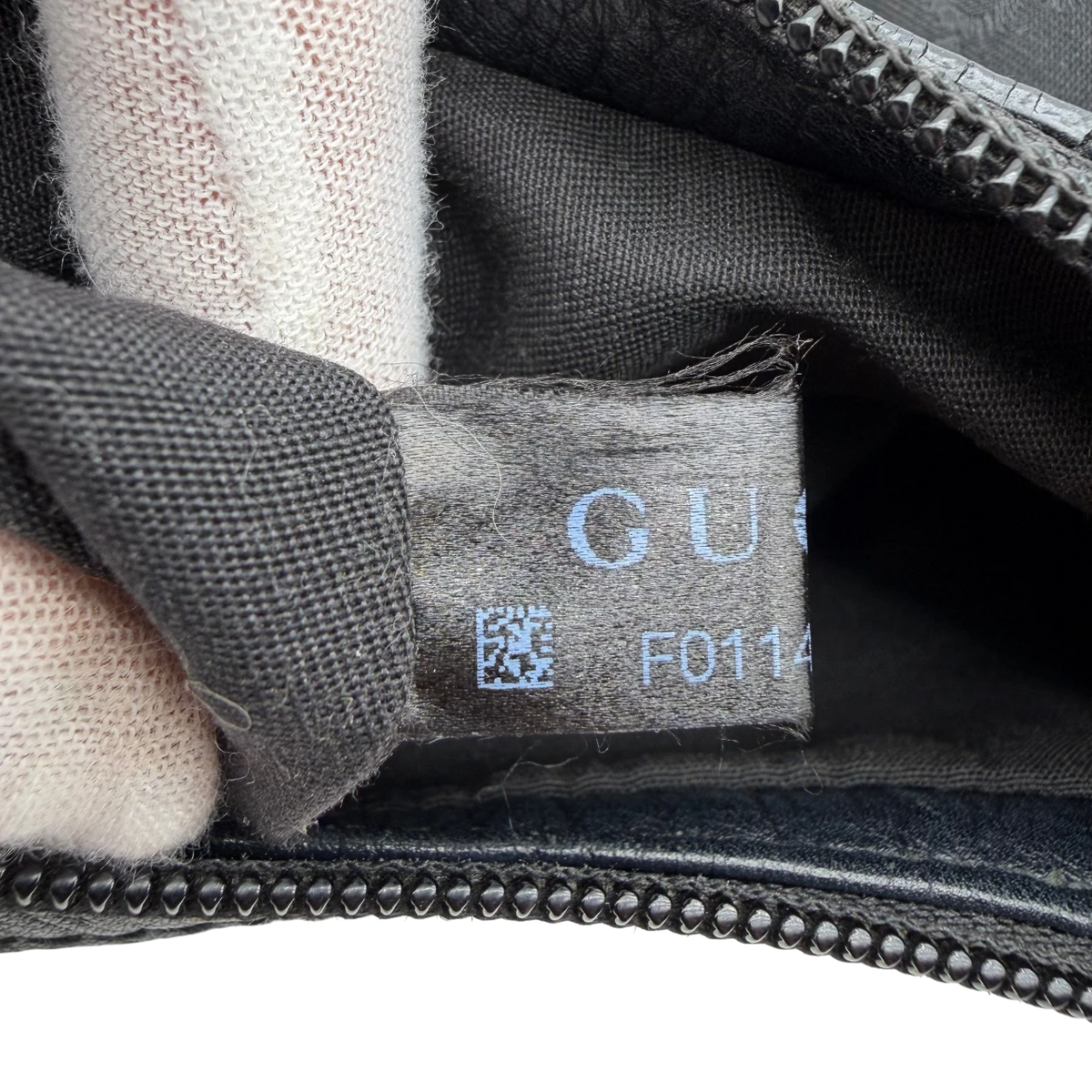 Gucci Schultertasche Princy Hobo large aus Nylon monogram schwarz – Seriennummer im Detail