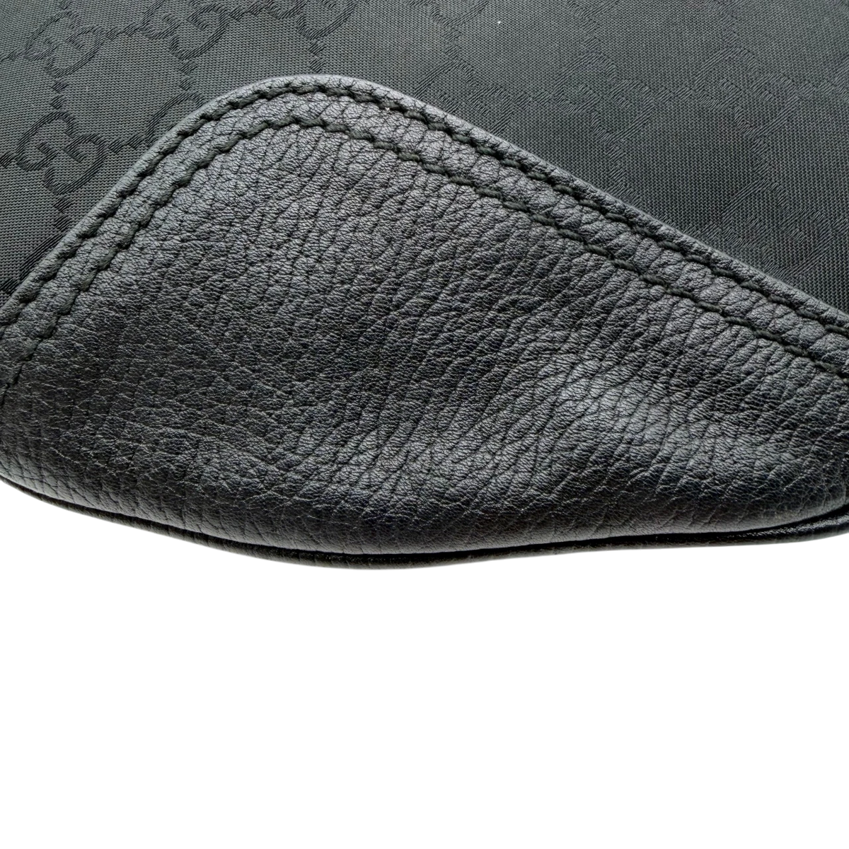 Gucci Schultertasche Princy Hobo large aus Nylon monogram schwarz – Ecken im Detail