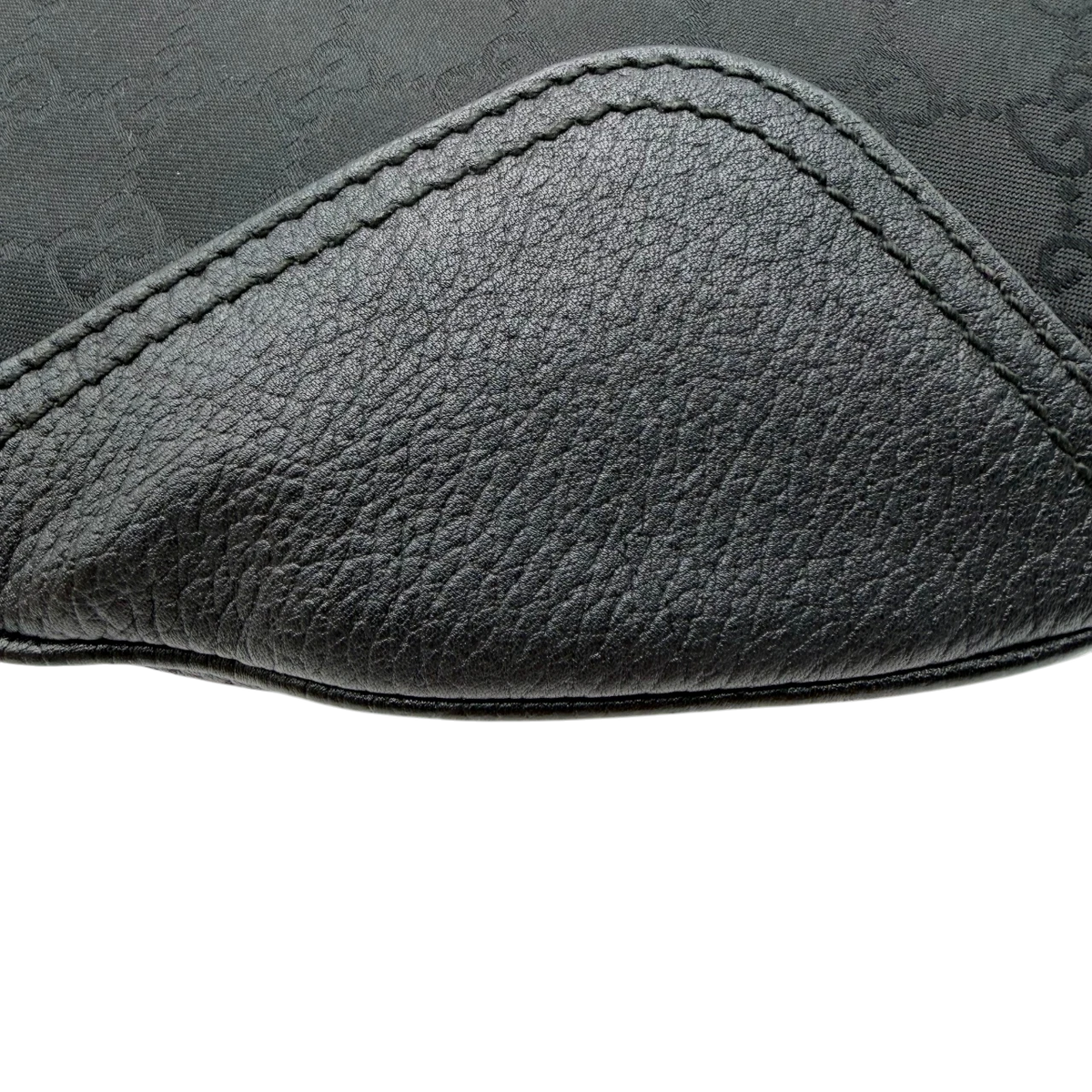 Gucci Schultertasche Princy Hobo large aus Nylon monogram schwarz – Ecken im Detail