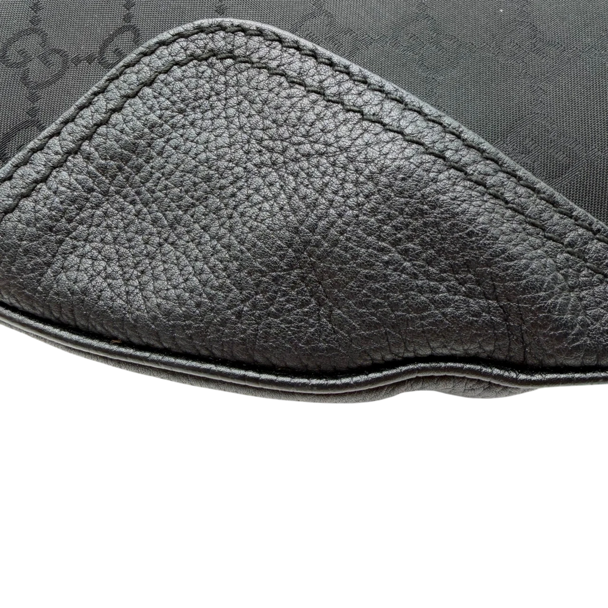 Gucci Schultertasche Princy Hobo large aus Nylon monogram schwarz – Ecken im Detail