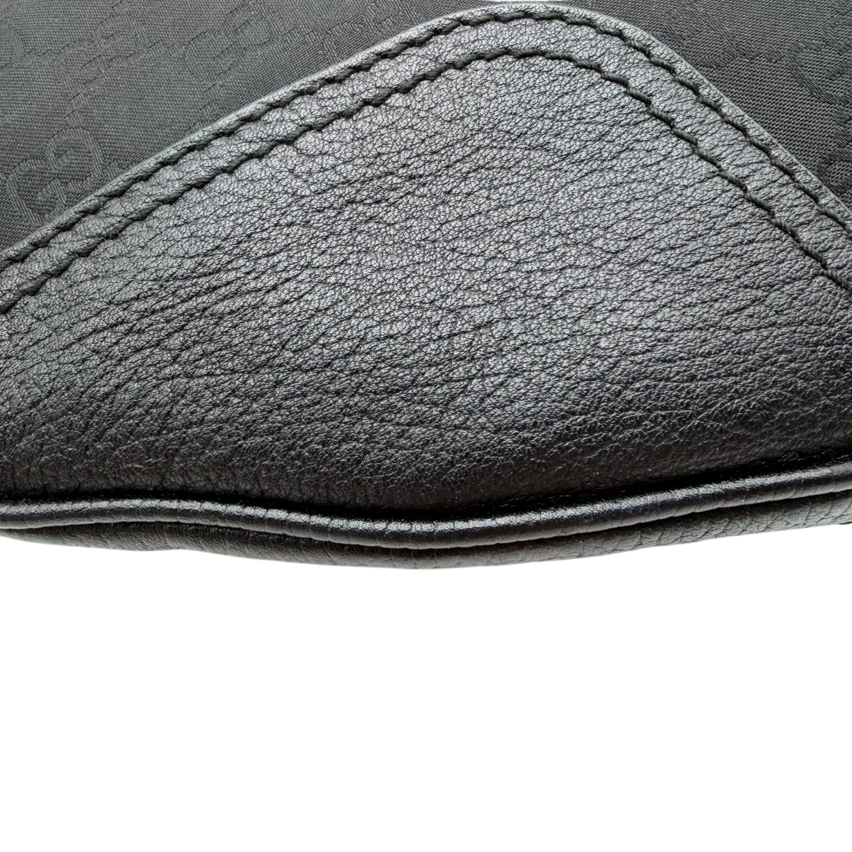 Gucci Schultertasche Princy Hobo large aus Nylon monogram schwarz – Ecken im Detail