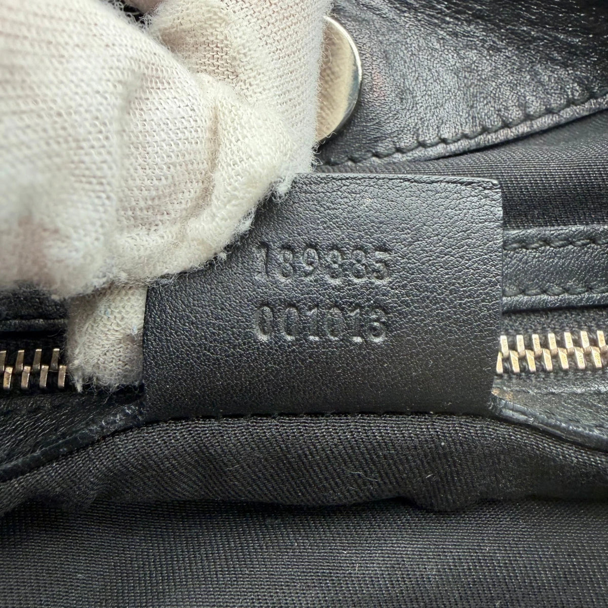 Gucci Schultertasche Queen Dialux Hobo monogram schwarz – Seriennummer im Detail