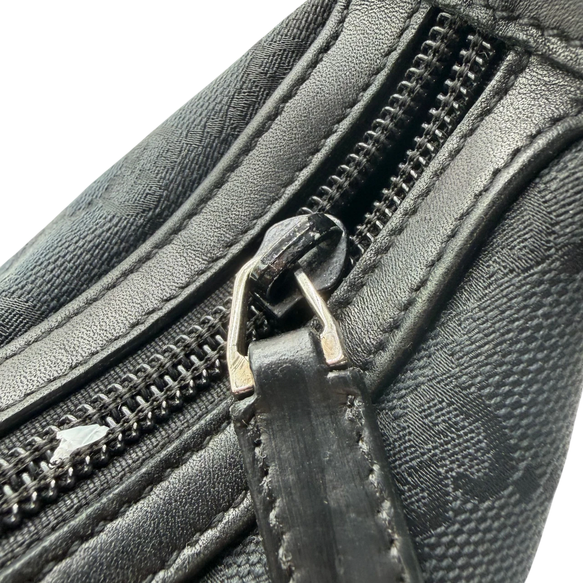 Gucci Schultertasche monogram schwarz – Beschläge im Detail