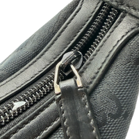 Gucci Schultertasche monogram schwarz – Beschläge im Detail