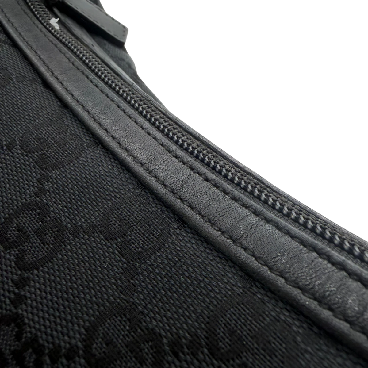 Gucci Schultertasche monogram schwarz – Beschläge im Detail