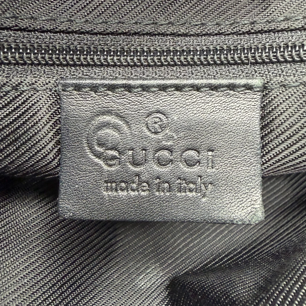 Gucci Schultertasche monogram schwarz – Prägung im Detail