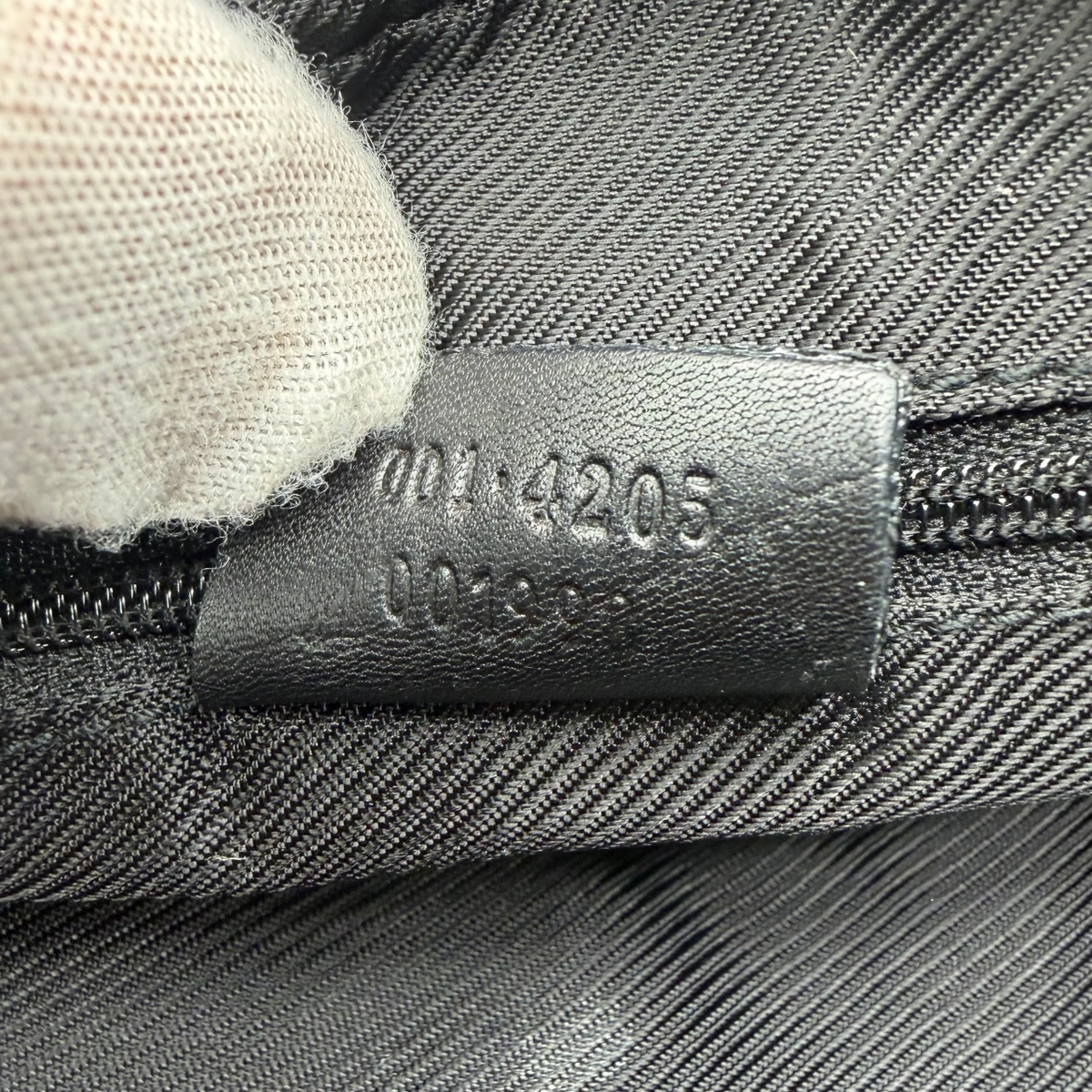 Gucci Schultertasche monogram schwarz – Seriennummer im Detail