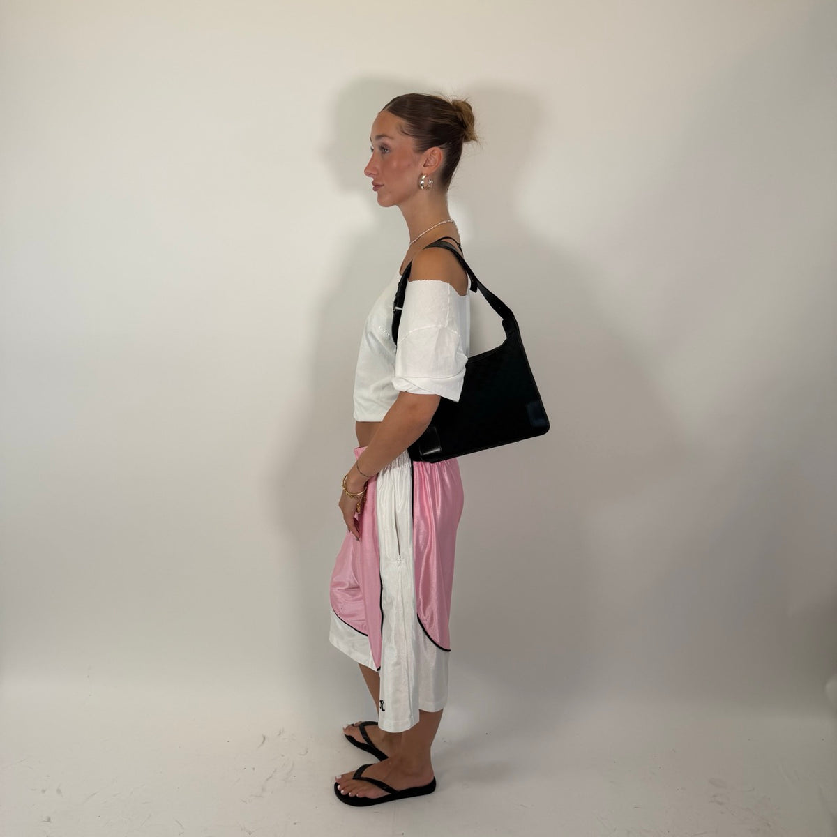 Gucci Schultertasche monogram schwarz – getragen am Model