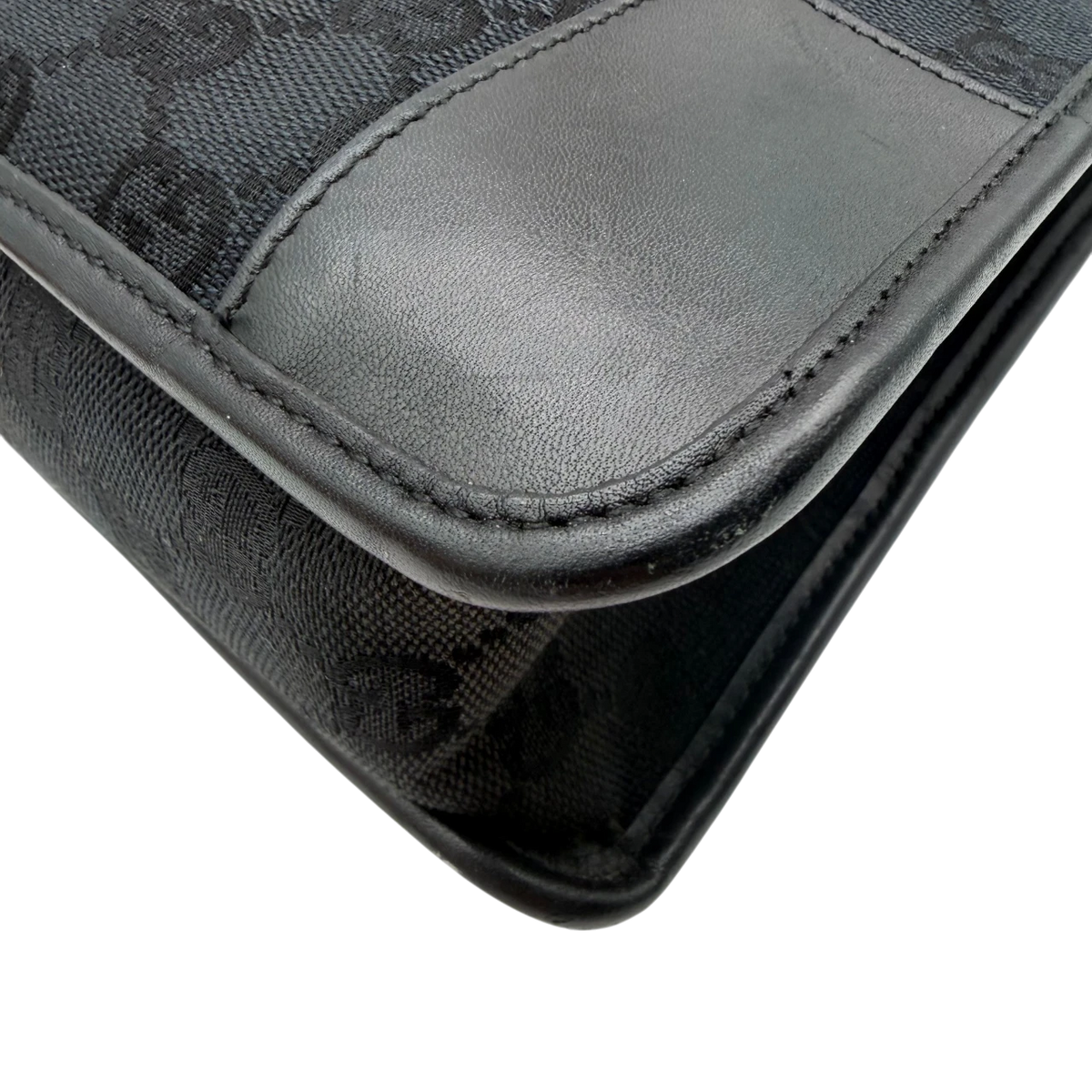 Gucci Schultertasche monogram schwarz – Ecken im Detail