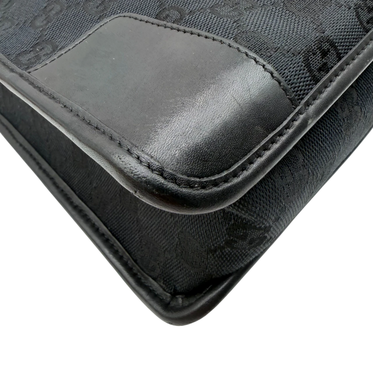 Gucci Schultertasche monogram schwarz – Ecken im Detail