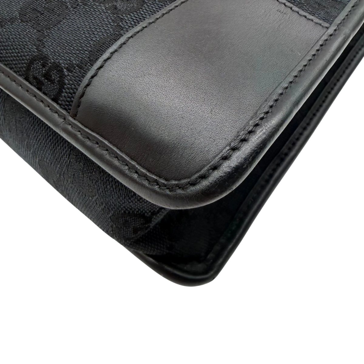 Gucci Schultertasche monogram schwarz – Ecken im Detail