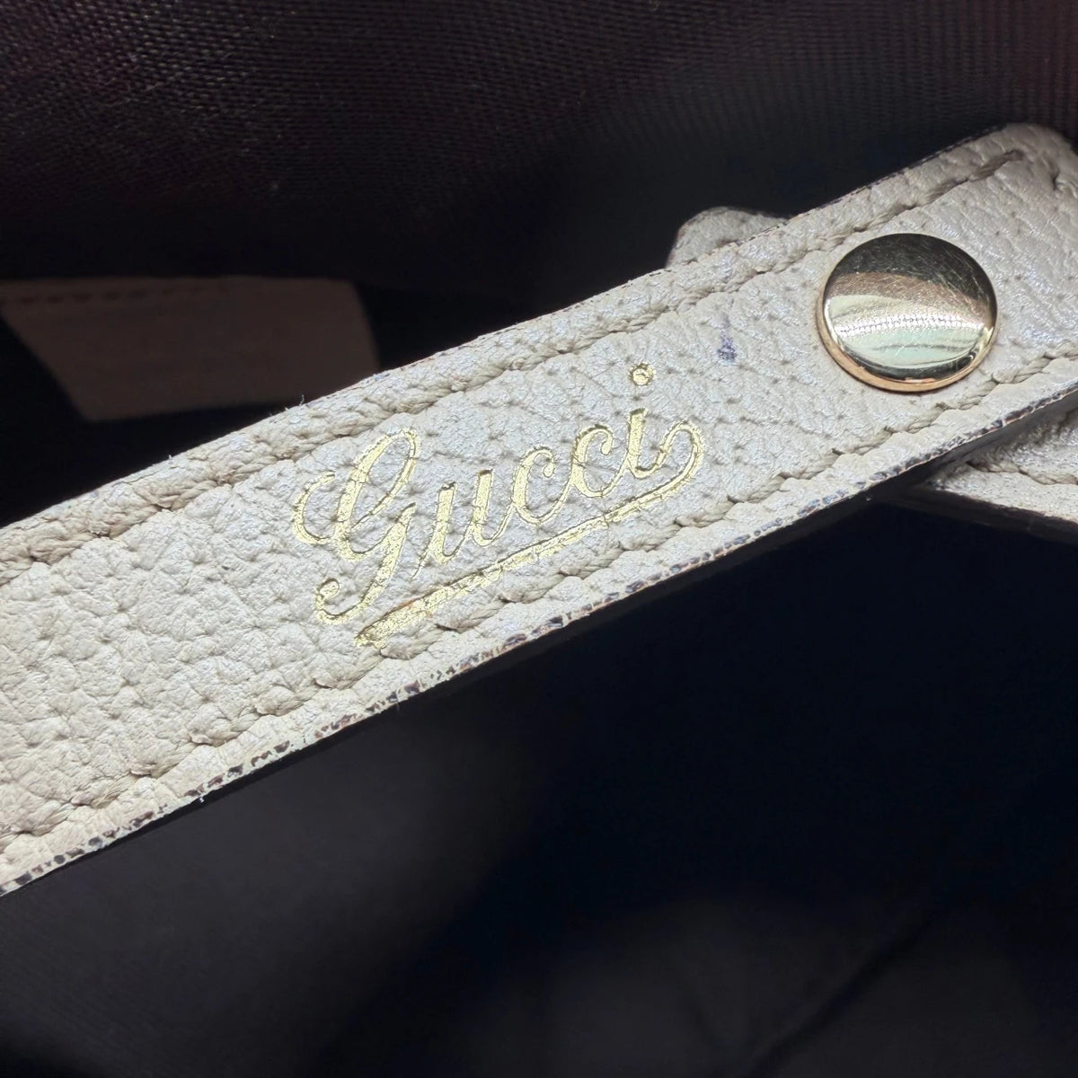 Gucci Shopper Abbey monogram beige – Prägung im Detail