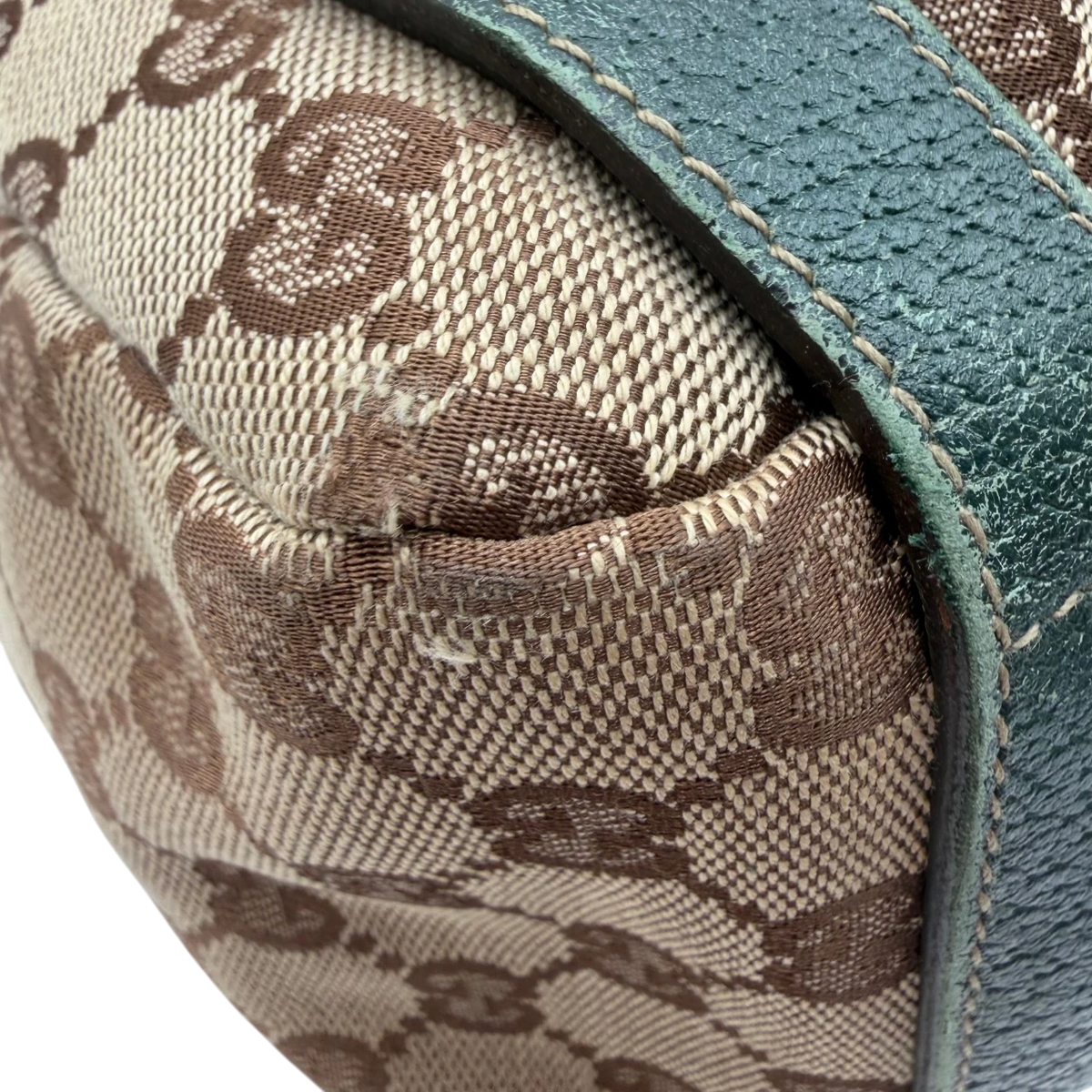 Gucci Shopper Abbey monogram beige – Gebrauchsspuren: abgeriebene Ecke