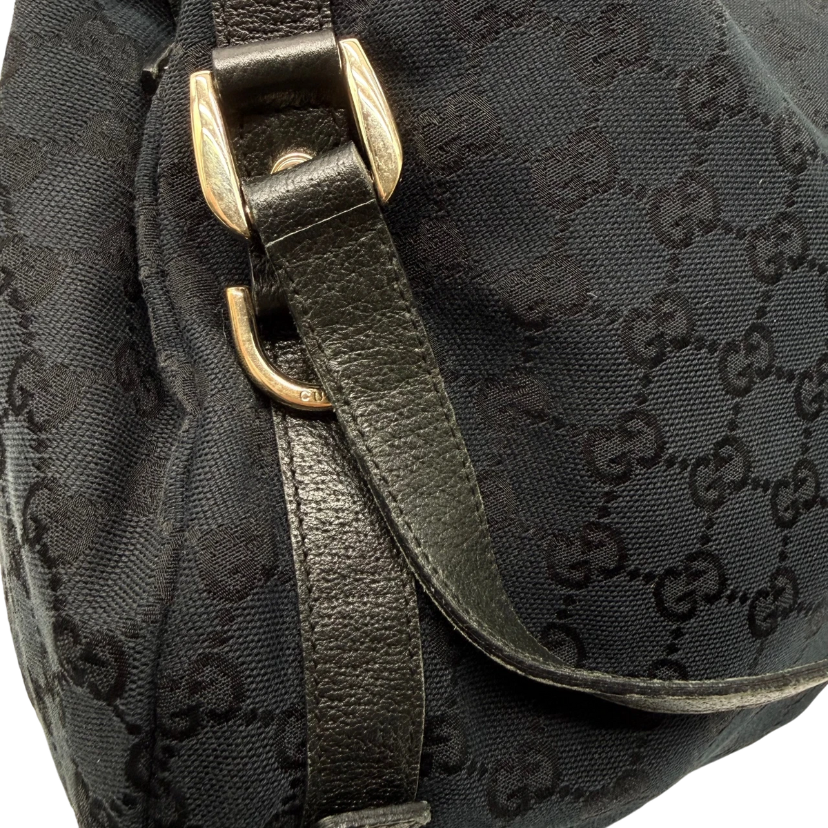 Gucci Shopper Abbey monogram dunkelblau – Beschläge im Detail