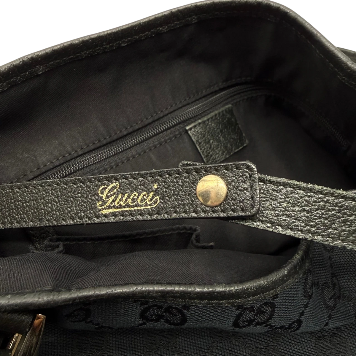 Gucci Shopper Abbey monogram dunkelblau – Prägung im Detail