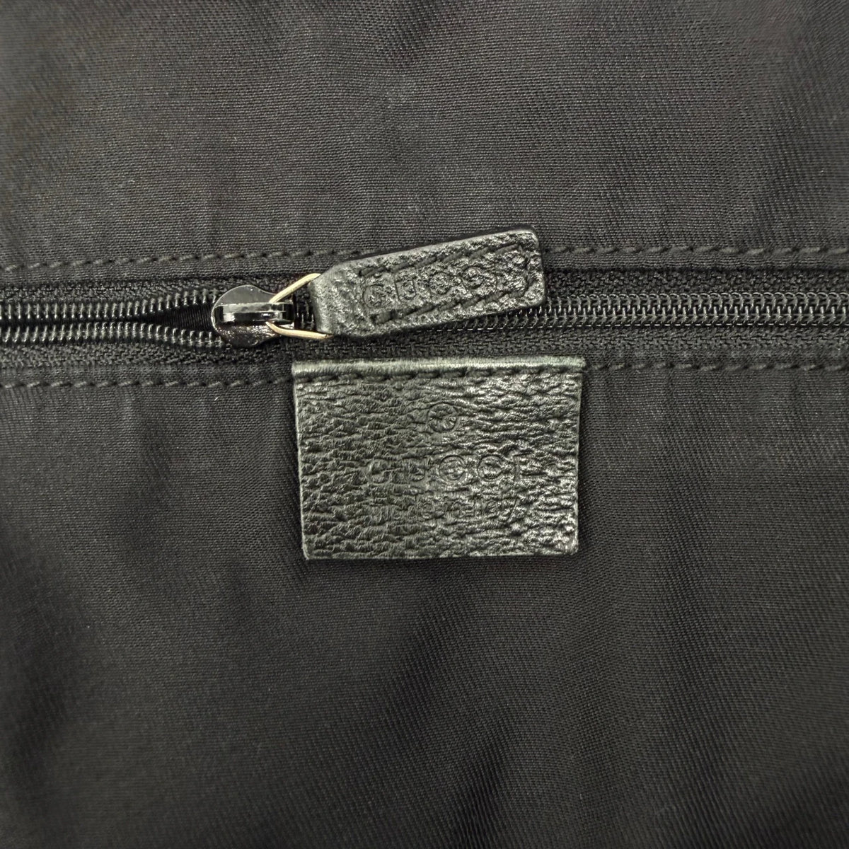 Gucci Shopper Abbey monogram dunkelblau – Innenetikett im Detail