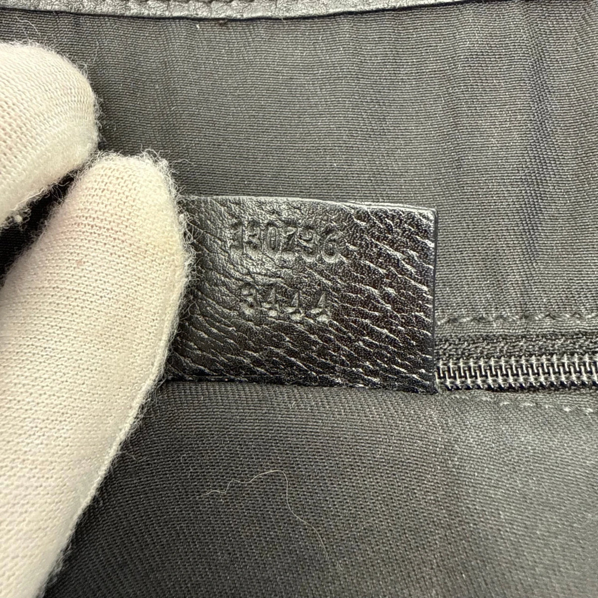 Gucci Shopper Abbey monogram schwarz – Seriennummer im Detail
